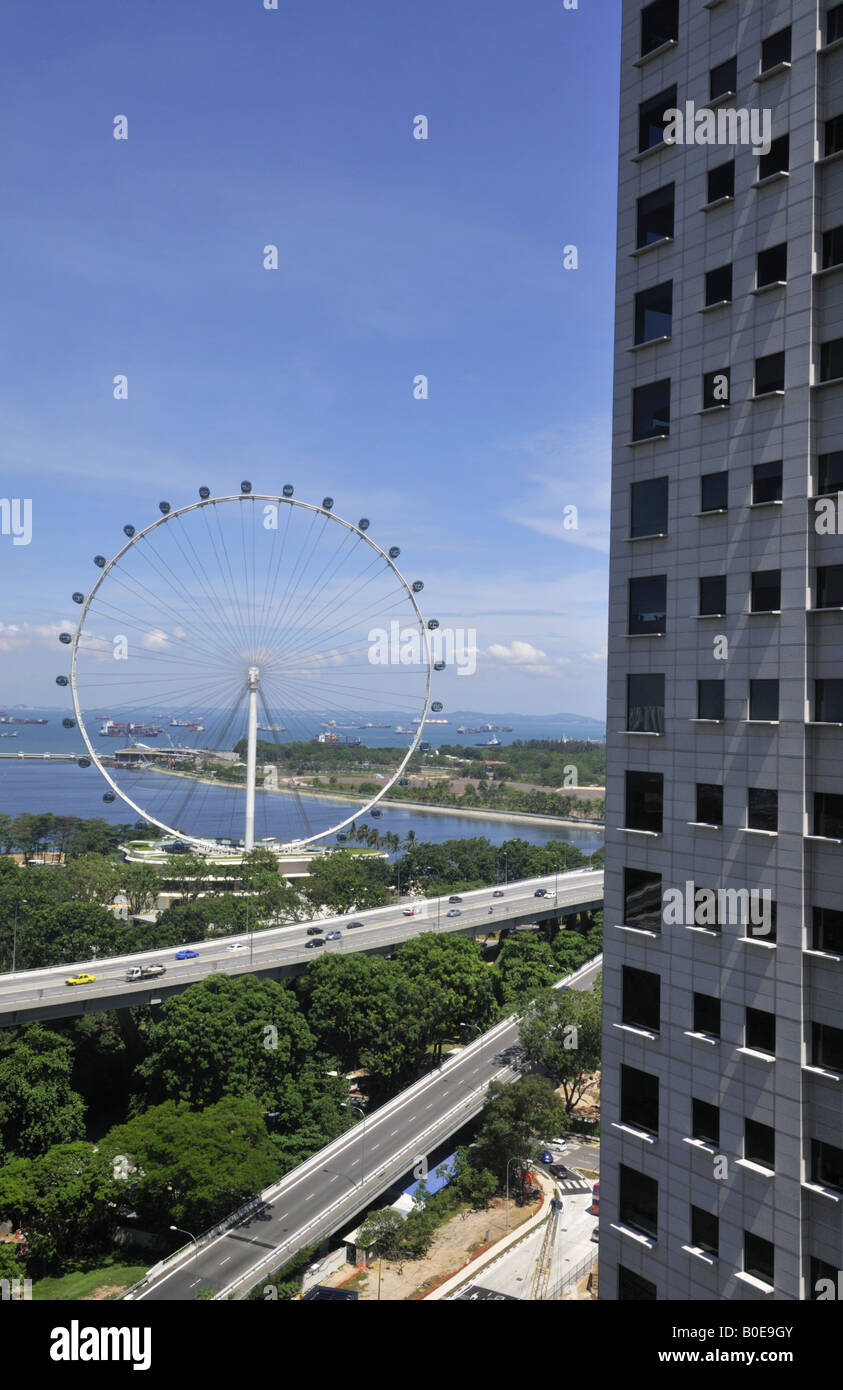 Im April 2008 eröffnet und von der ECP-Schnellstraße gelegen, ist der Singapore Flyer das höchste Riesenrad der Welt Stockfoto