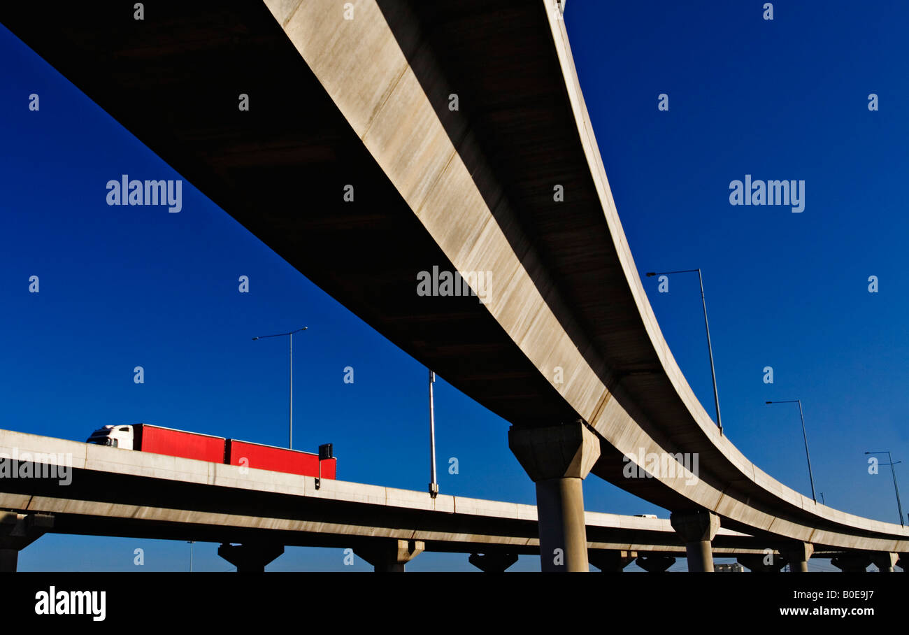 Verkehrsmittel und Autobahnen / eine Überführung auf eine Melbourne Freeway.Melbourne Victoria Australien. Stockfoto