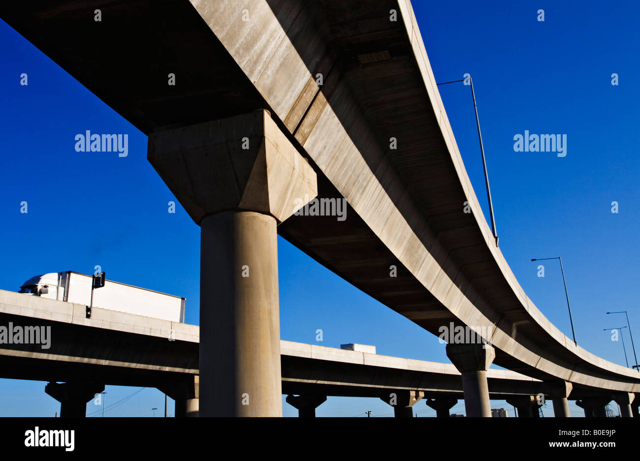 Verkehrsmittel und Autobahnen / eine Überführung auf eine Melbourne Freeway.Melbourne Victoria Australien. Stockfoto