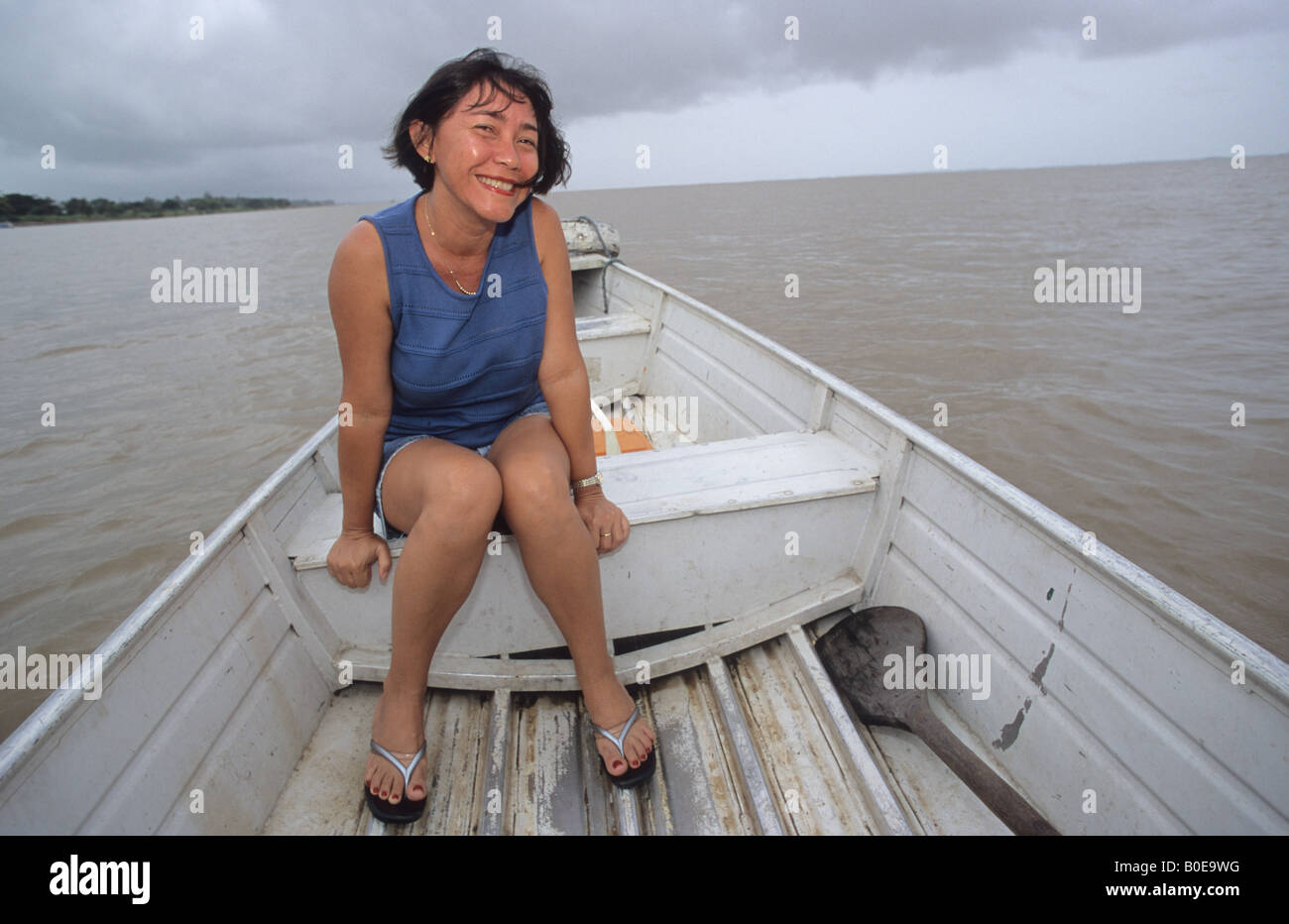 ökologische Kämpferin im Boot auf dem Amazonas an Community-Projekten arbeiten, die überschwemmten Wald und die Tierwelt zu schützen Stockfoto