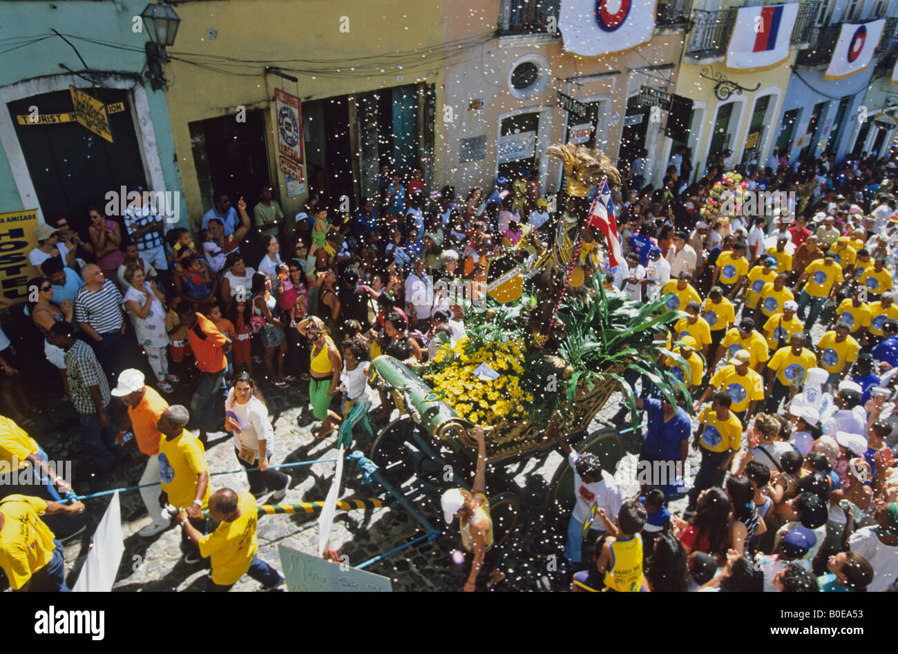 Bunte Tänzer Faschingsumzug durch die Straßen von Salvador Celebarting Bahia Independence Day Stockfoto