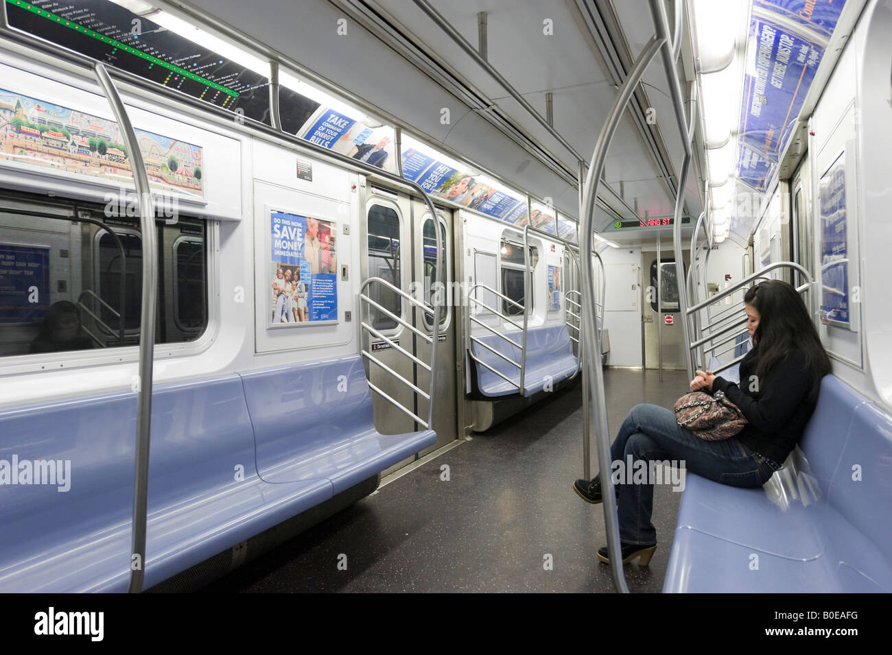 Frau alleine unterwegs auf der New Yorker u-Bahn bei Nacht, Manhattan, New York City, New York Stockfoto