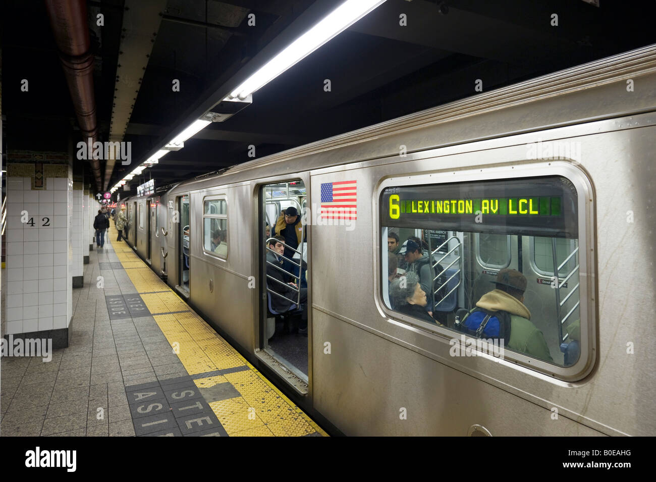 Zug auf die Plattform in der u-Bahn-Station 42nd Street, Grand Central Station, Manhattan, New York City Stockfoto