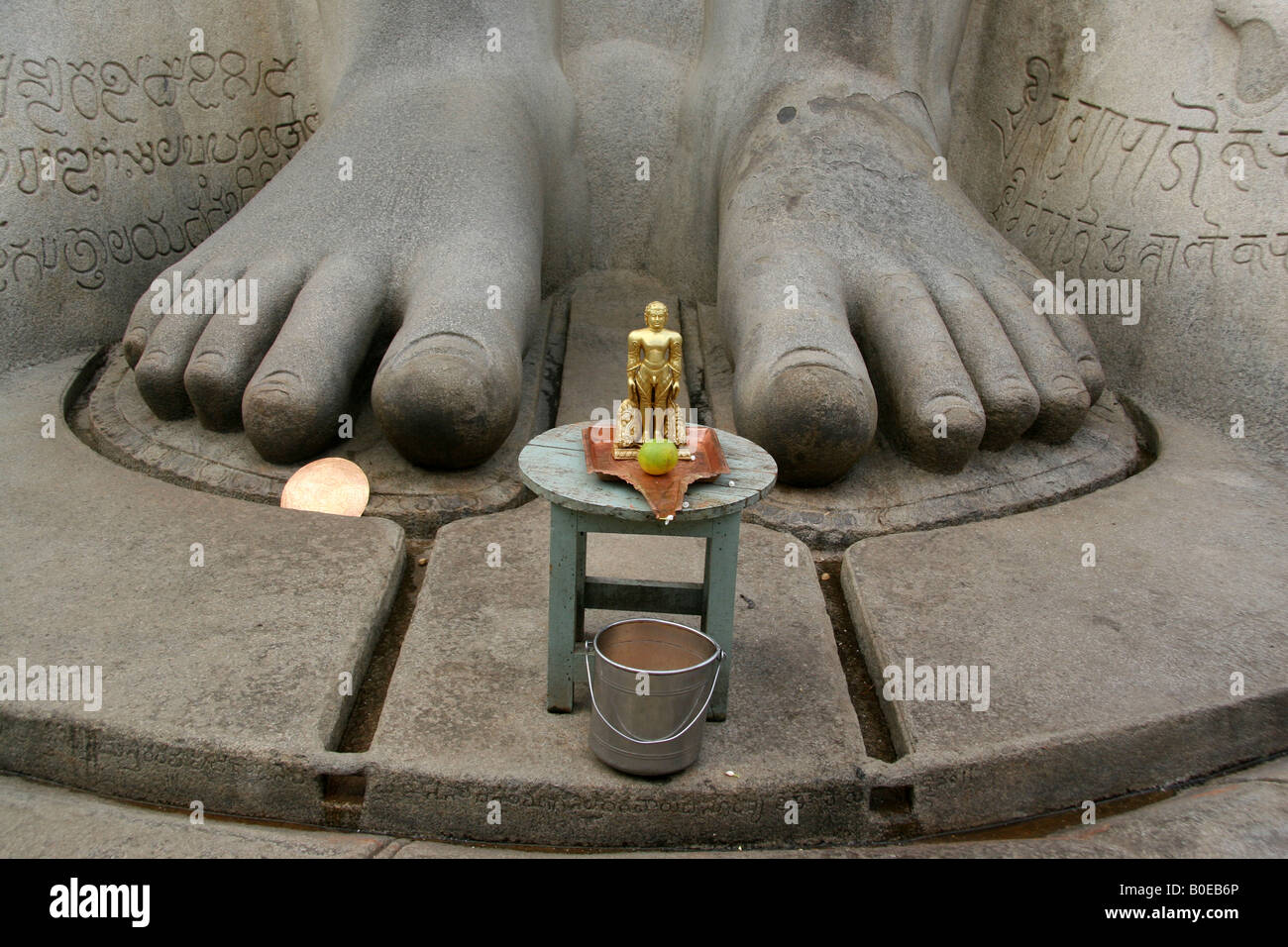 Die Füße des Herrn Bahubali Statue in Shravanabelagola in Karnataka, Indien. Stockfoto