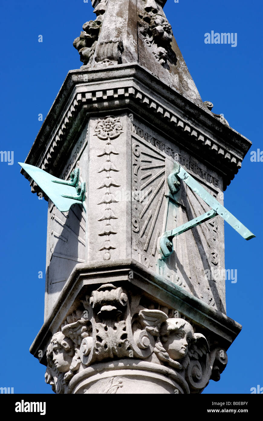 Sonnenuhr am Kriegerdenkmal, Hockley Heath, West Midlands, England, UK Stockfoto