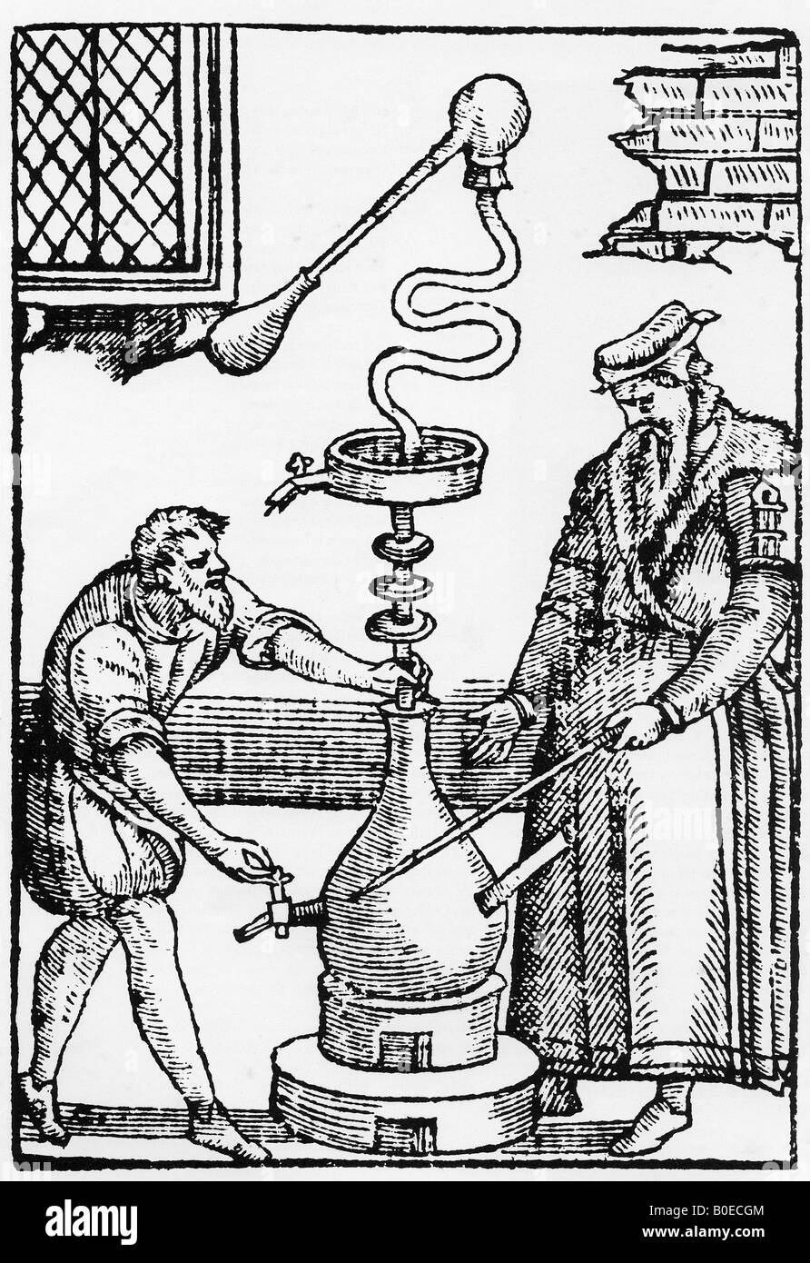 Alchemie elisabethanischen Gravur zeigt zwei Alchemisten, die versuchen, die imaginierte Elixier des Lebens zu destillieren Stockfoto