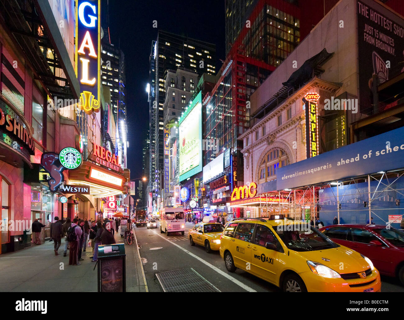 Gelben Taxis auf der West 42nd Street in Manhattan, New York City Times Square Stockfoto