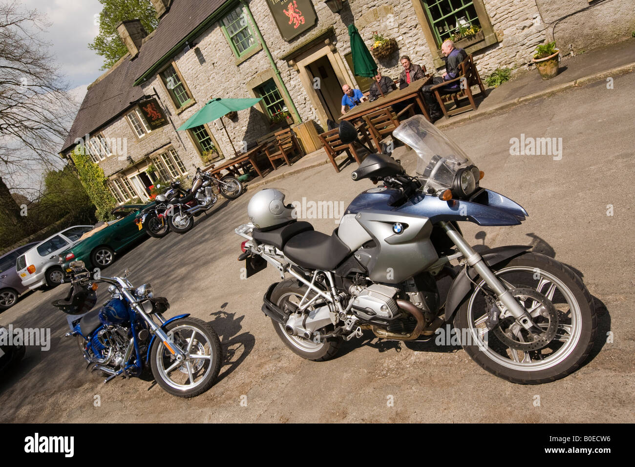 UK Derbyshire Litton BMW R1200gs und Harley Davidson Dyna Fat Boy Motorrad außerhalb Red Lion Inn Stockfoto