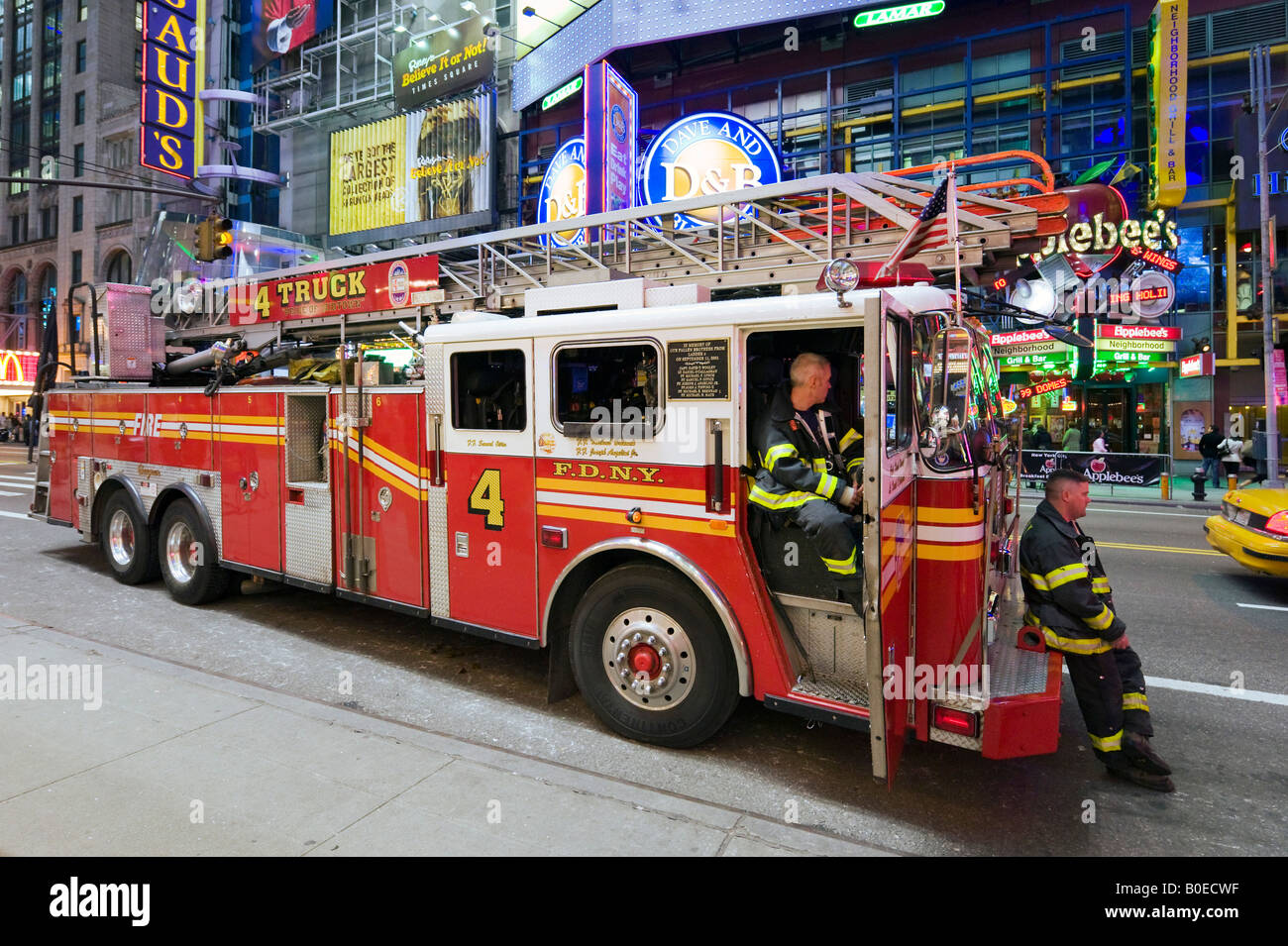 Löschfahrzeug in der Nacht auf der West 42nd Street in Manhattan, New York City Times Square Stockfoto