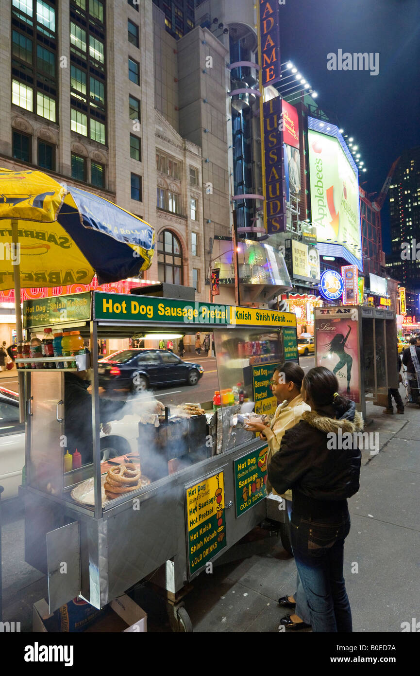 Hotdog-Stand auf der West 42nd Street in Manhattan, New York City Times Square Stockfoto