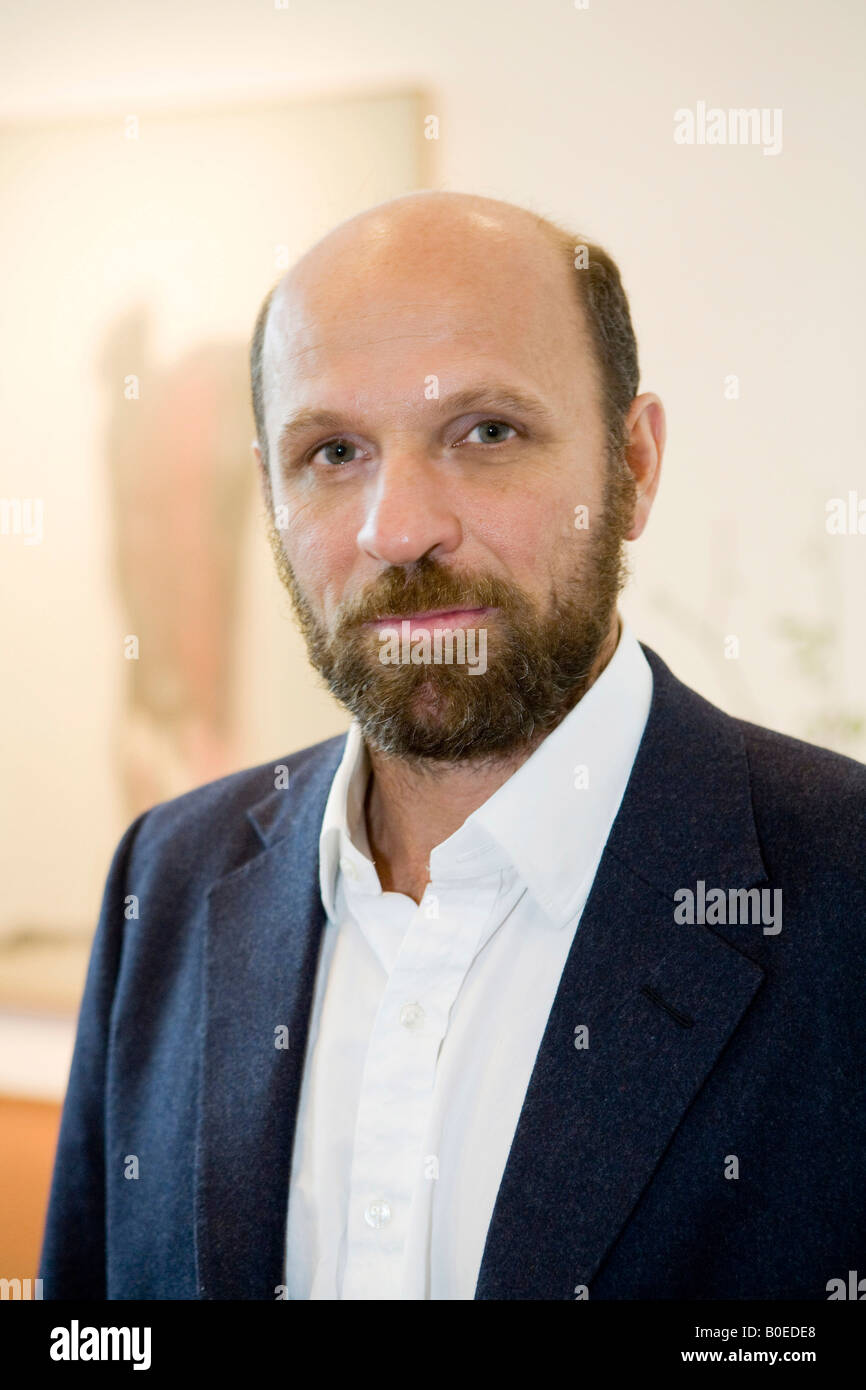 Peter Doig erhielt der Wolfgang-Hahn-Preis Köln im Museum Ludwig er ist  stehend infront seiner Malerei Mann gekleidet AtBat Stockfotografie - Alamy