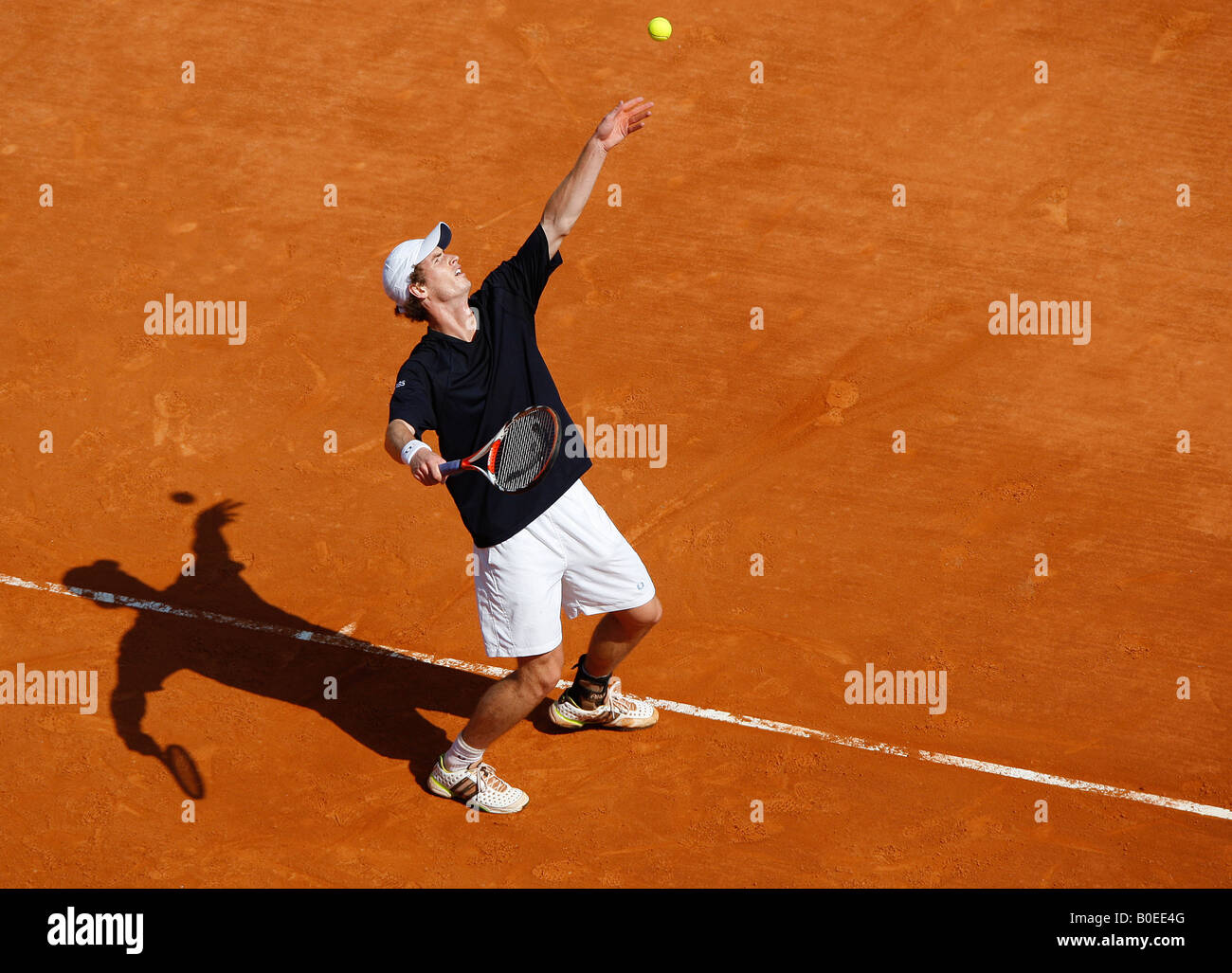 Andy Murray trennt einen Ball beim ATP Masters in Monaco Stockfoto