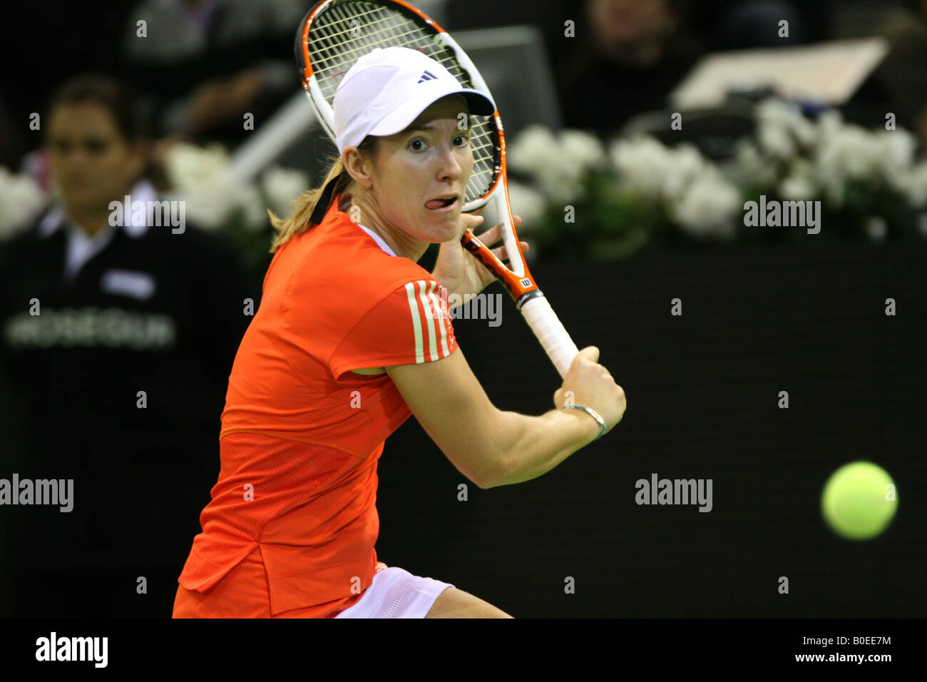 Justine Henin gibt den Ball zurück, während He-Match gegen Maria Sharapova Stockfoto