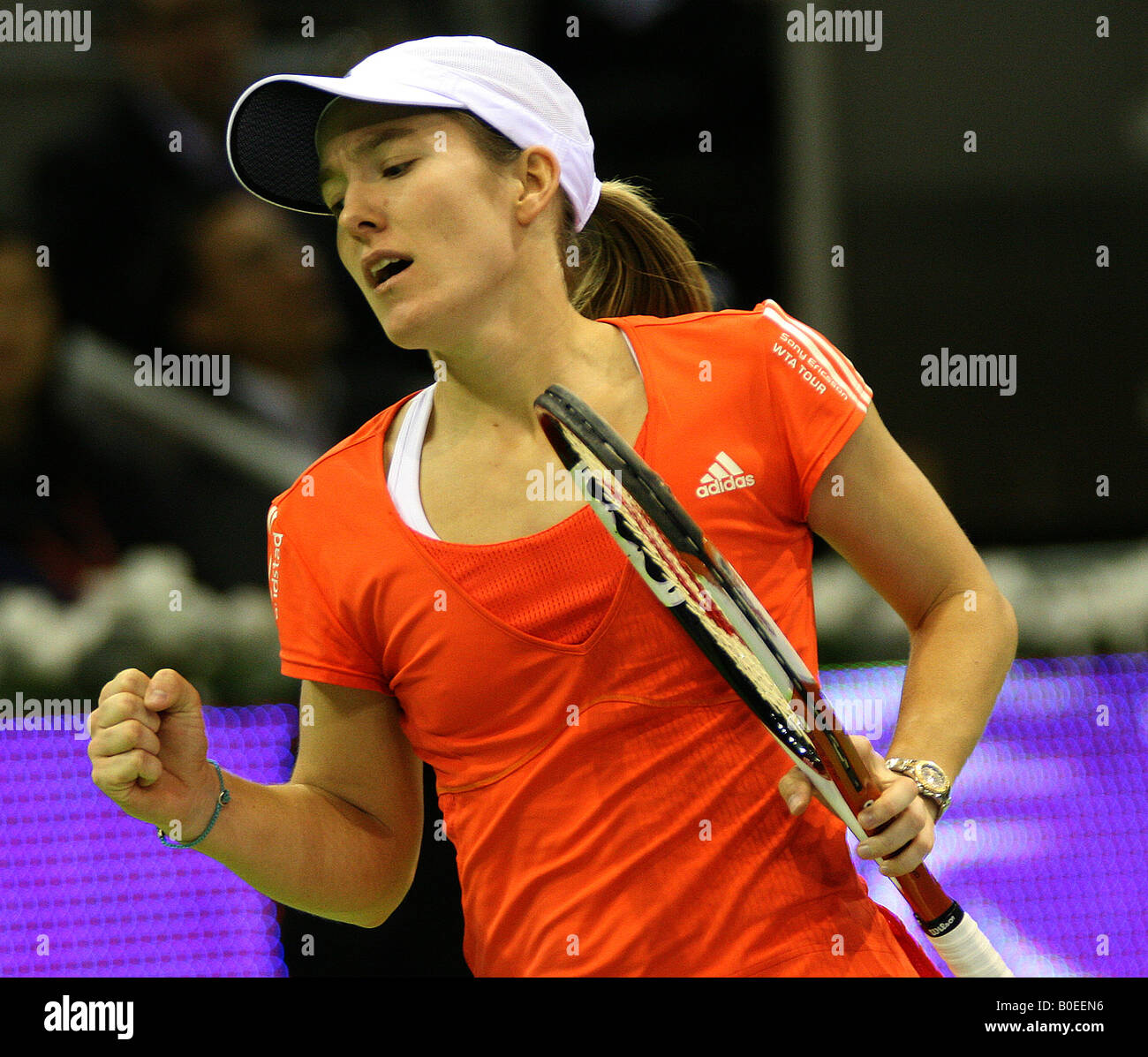 Justine Henin gibt den Ball zurück, während He-Match gegen Maria Sharapova Stockfoto
