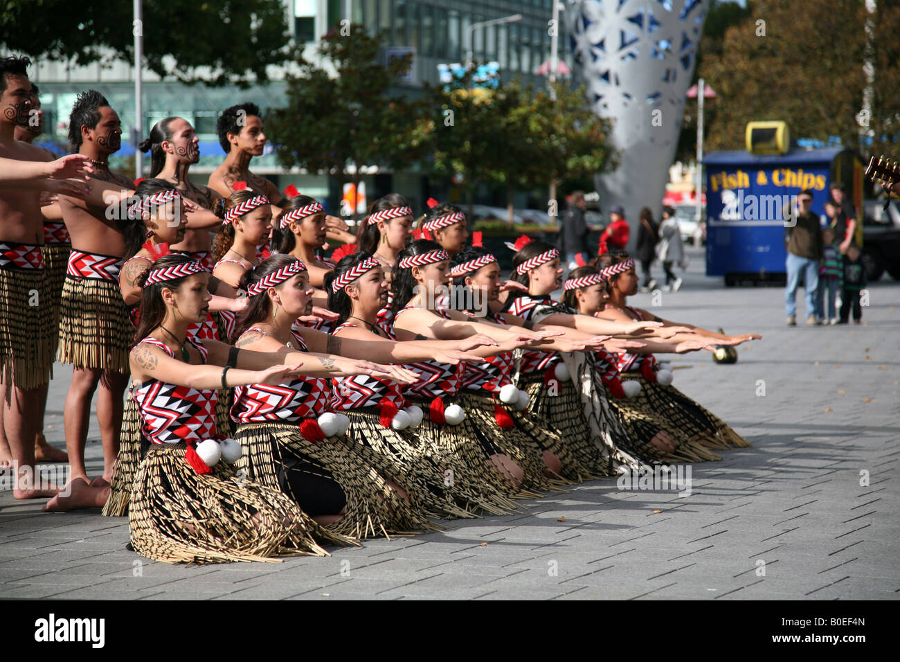 Maori-Tanztruppe gibt Lieder und Tanzauftritte auf dem Cathedral Square, Christchurch, Neuseeland Stockfoto