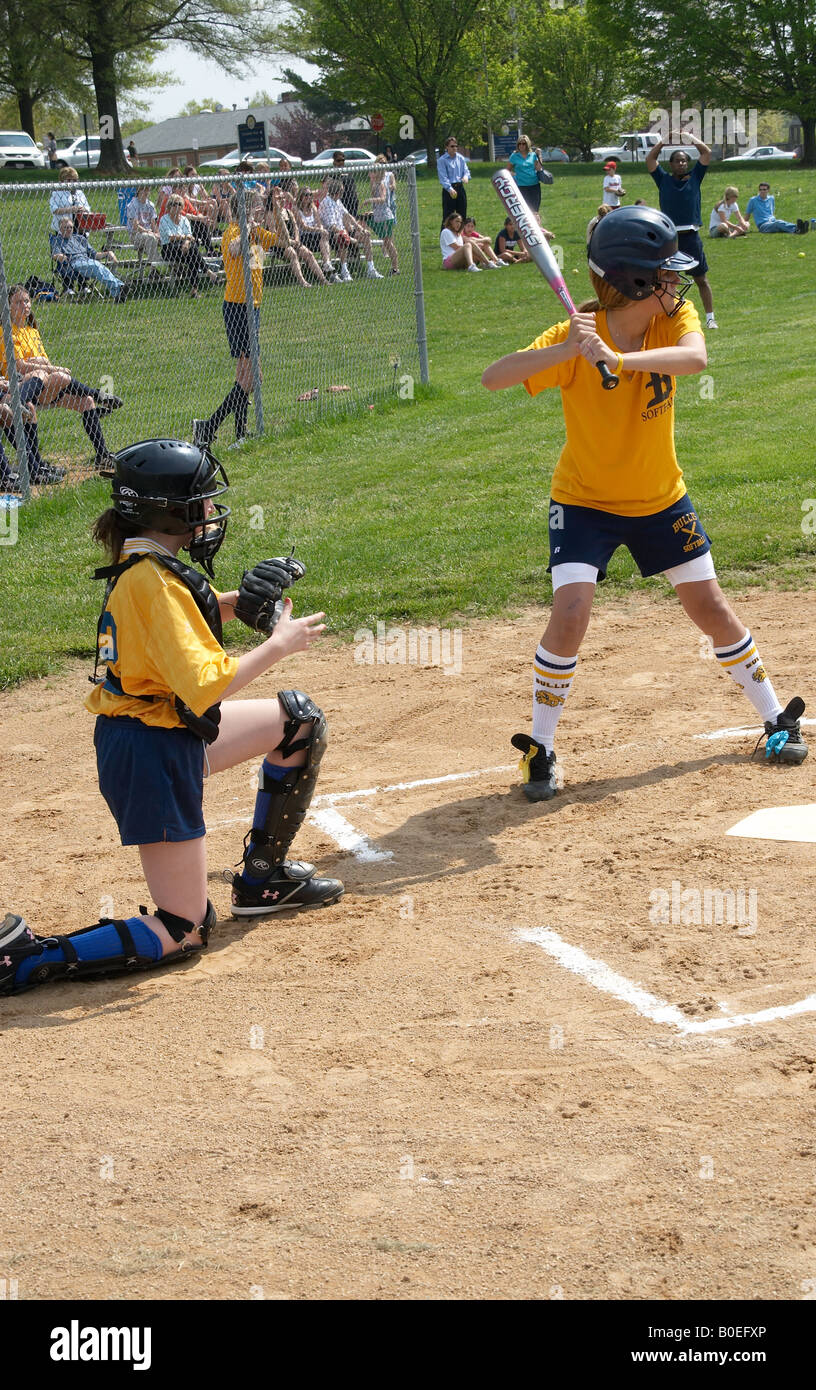 junges Mädchen auf bat in einem Softballspiel in Rockville, Maryland Stockfoto