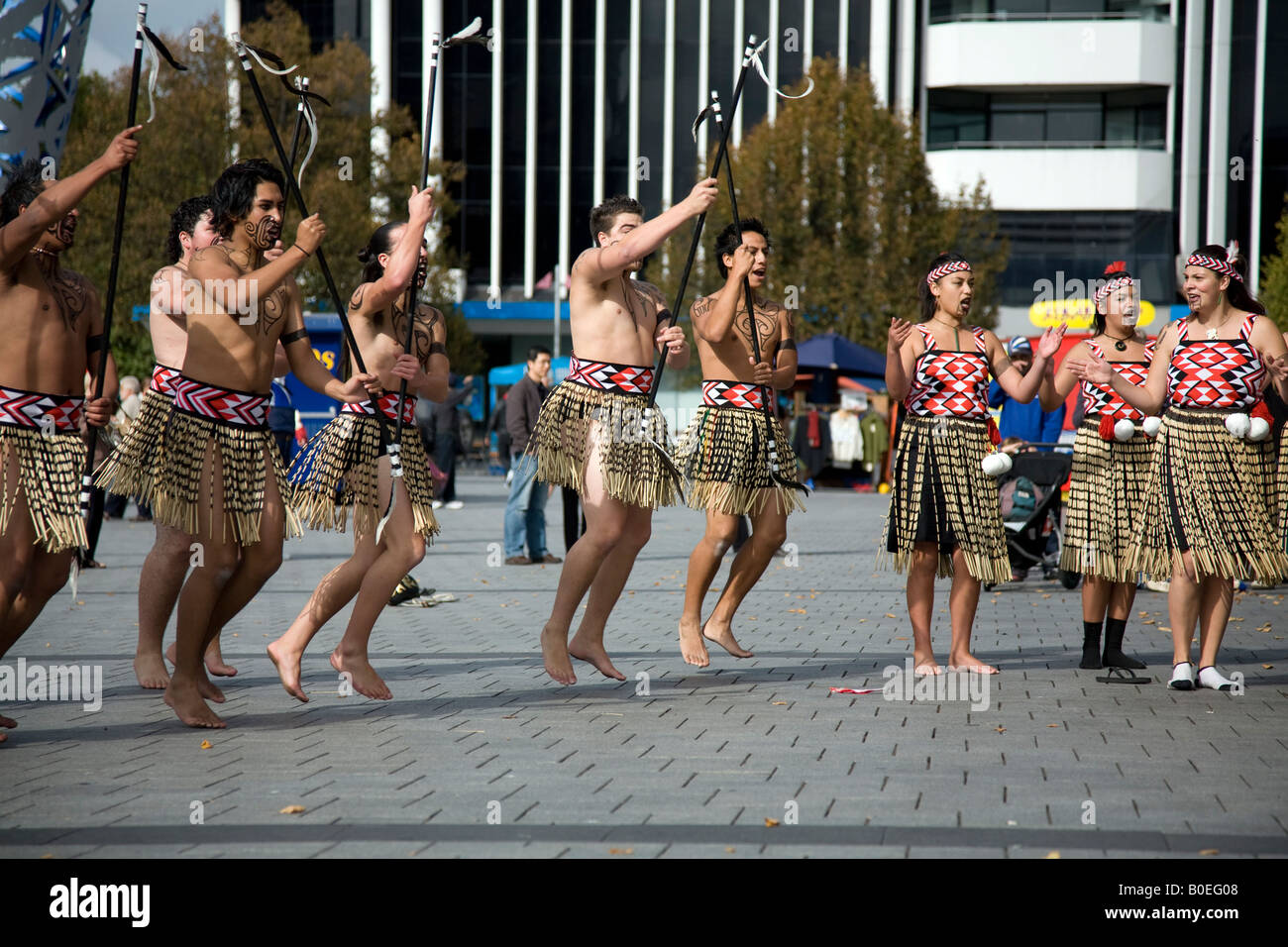Neuseeländische Maori-Tänzer in traditioneller Maori-Kleidung führen Tanzroutinen auf dem Cathedral Square, Christchurch, Neuseeland, 2008 auf Stockfoto