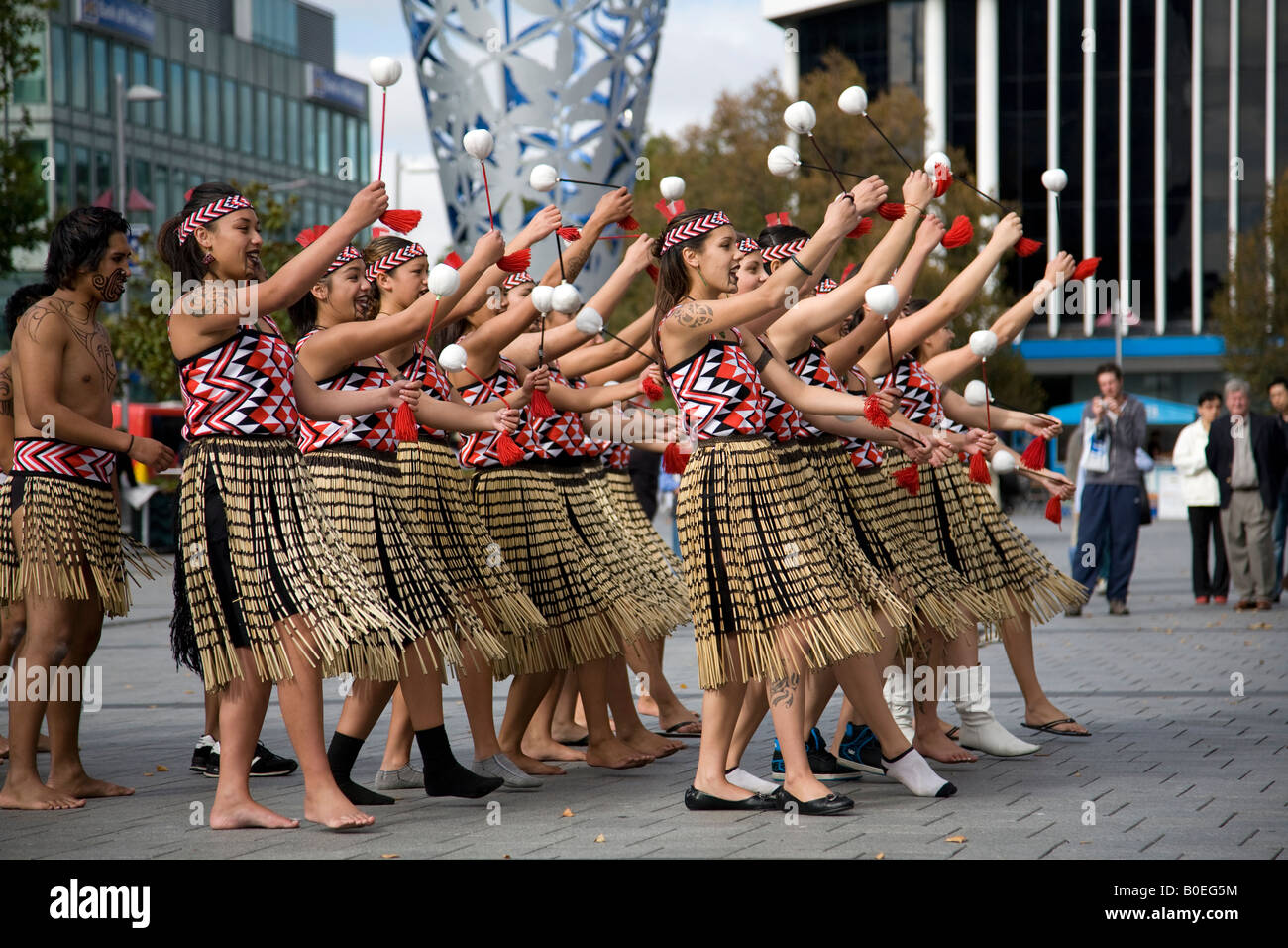 Männliche und weibliche Maori-Tanzgruppe und traditioneller Tanz am Cathedral Square, Christchurch, Neuseeland Stockfoto