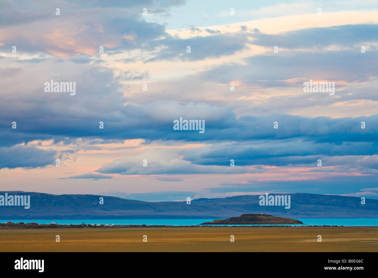 Spektakuläre Abend Wolkengebilde über dem Lago Argentino Patagonien Argentinien Stockfoto