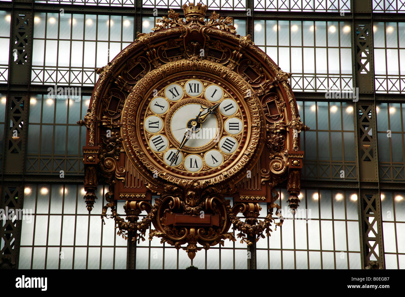 Nahaufnahme von der ehemaligen riesigen reich verzierten Bahnhofsuhr im Musée d ' Orsay Paris Frankreich Stockfoto