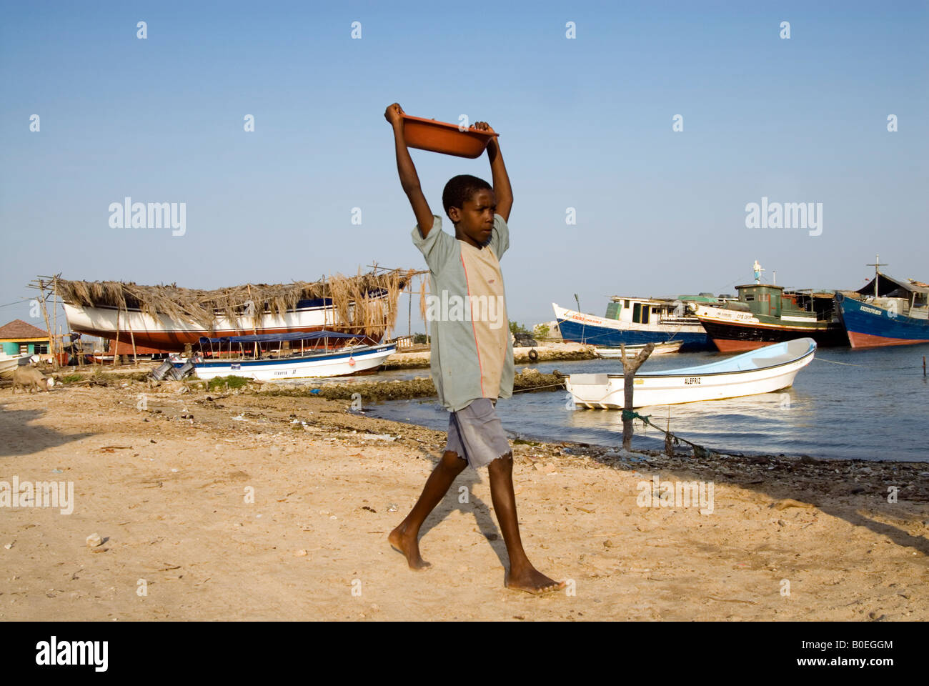 Junge mit Schale in Bocachica, Cartagena de Indias, Kolumbien Stockfoto