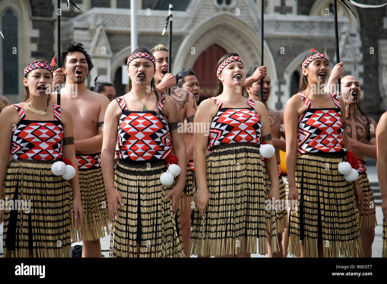 Neuseeländische Maori-Tänzer in traditioneller Maori-Kleidung führen Tanzroutinen auf dem Cathedral Square, Christchurch, Neuseeland auf Stockfoto