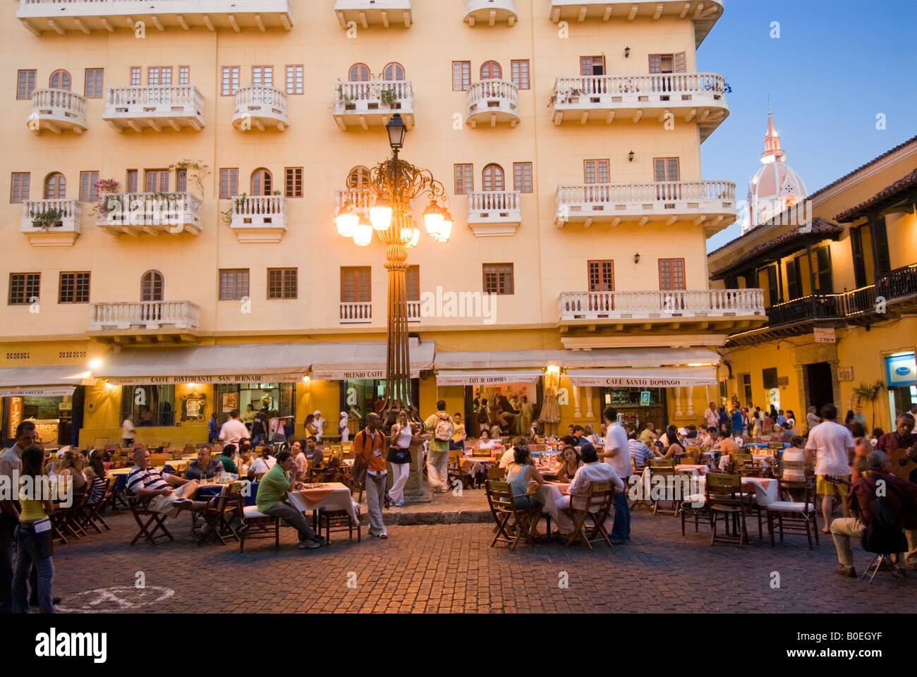 Restaurant in der Plaza de Santo Domingo, Cartagena de Indias, Kolumbien Stockfoto