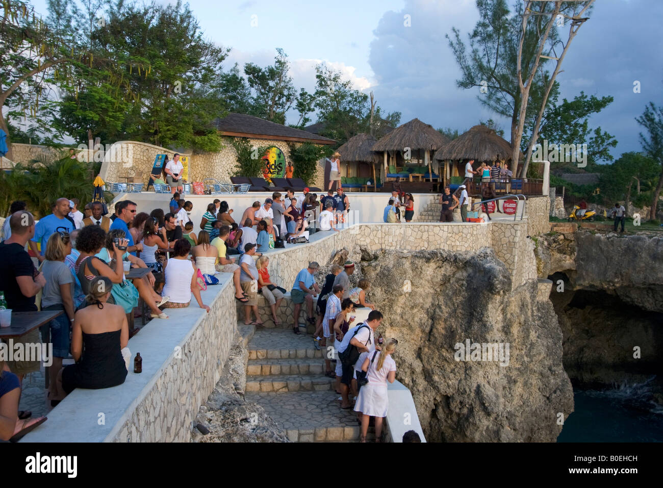 Jamaika Negril Ricks Cafe Menschenmenge wartete für Cliff Diver Stockfoto