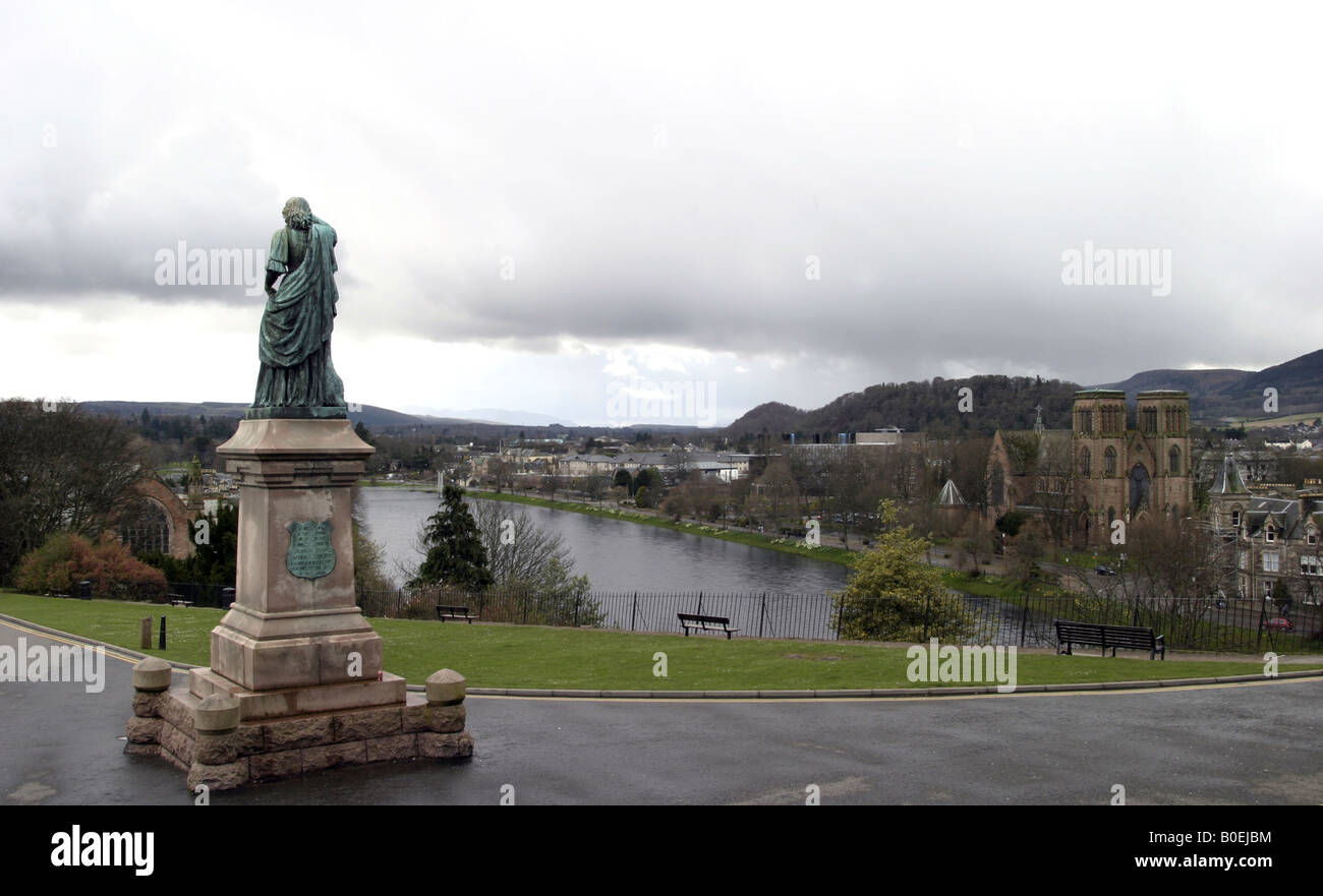 Eine Statue von Flora MacDonald mit Blick auf den Fluss Ness in Inverness Stockfoto