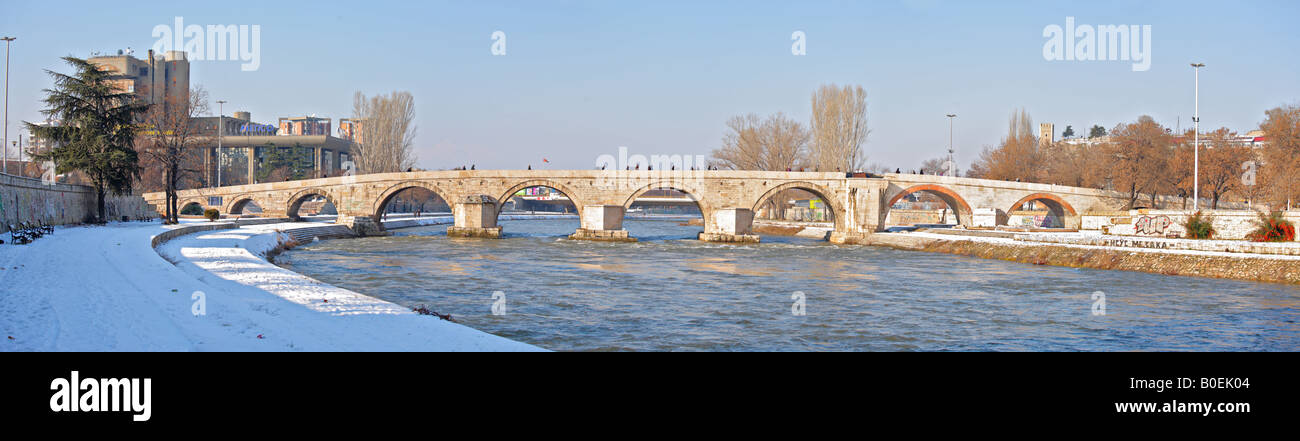Panorama der Steinbrücke in Skopje Stockfoto