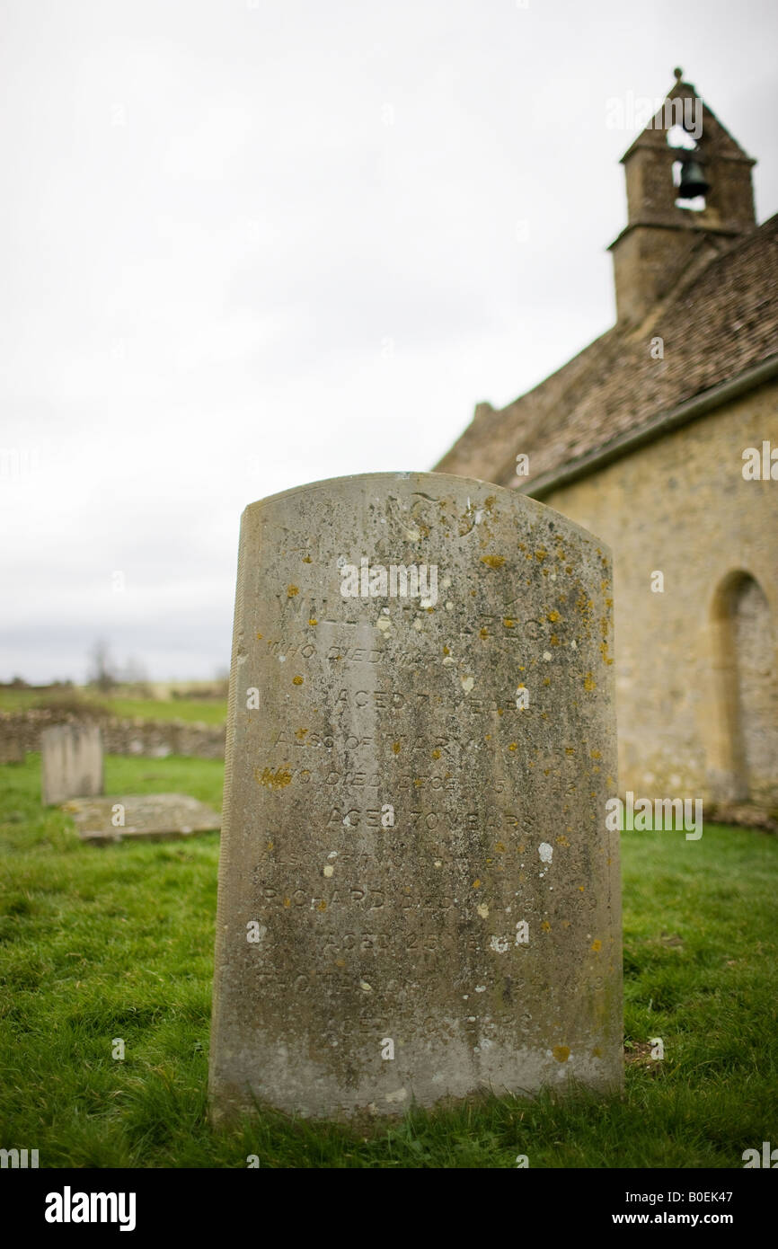 Grabstein in St. Oswald Kirche Widford in den Cotswolds-Oxfordshire UK Stockfoto