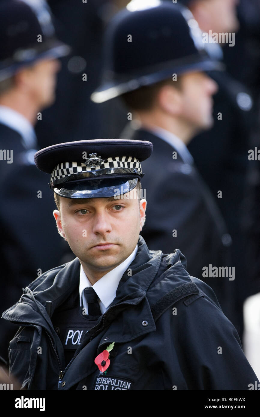 Metropolitan Police Sicherheit am Cenotaph London England Vereinigtes Königreich Stockfoto