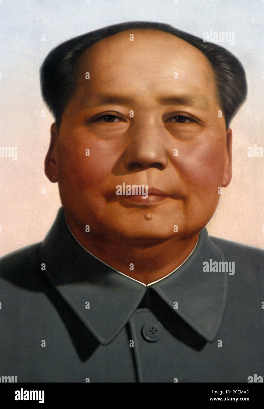 Porträt von Mao Zedong auf Pekings Tiananmen-Tor, wurde ursprünglich im Jahre 1950 von Chinas besten Porträtisten, Zhang Zhen gemalt. Stockfoto