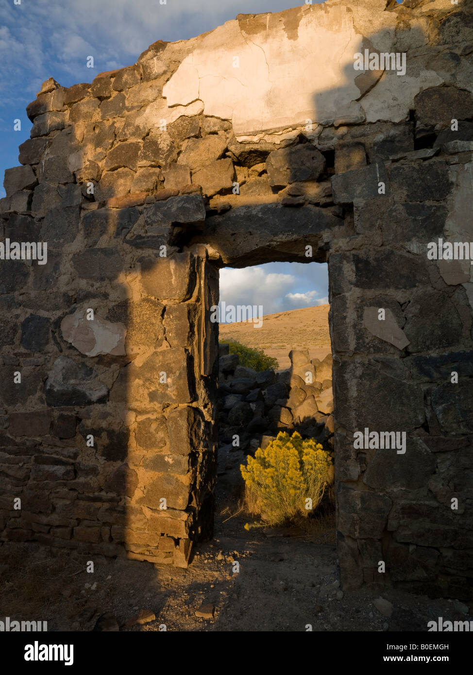 Stein-Türen in den alten Wickahoney Etappenort umrahmen die rauen Elementen des Owyhee Wüste Idaho Stockfoto
