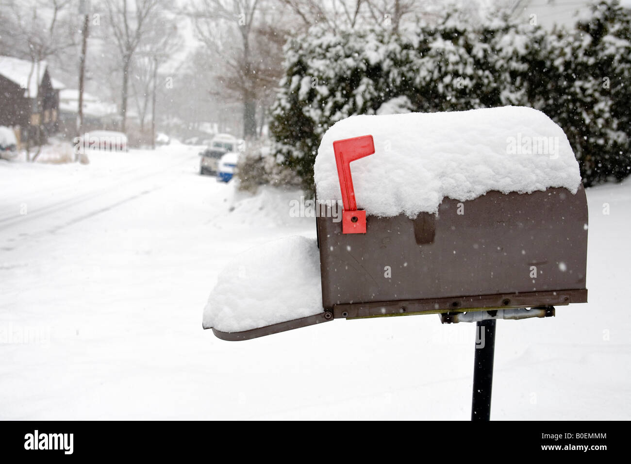 Ein Postfach im Winter mit Schnee bedeckt. Stockfoto