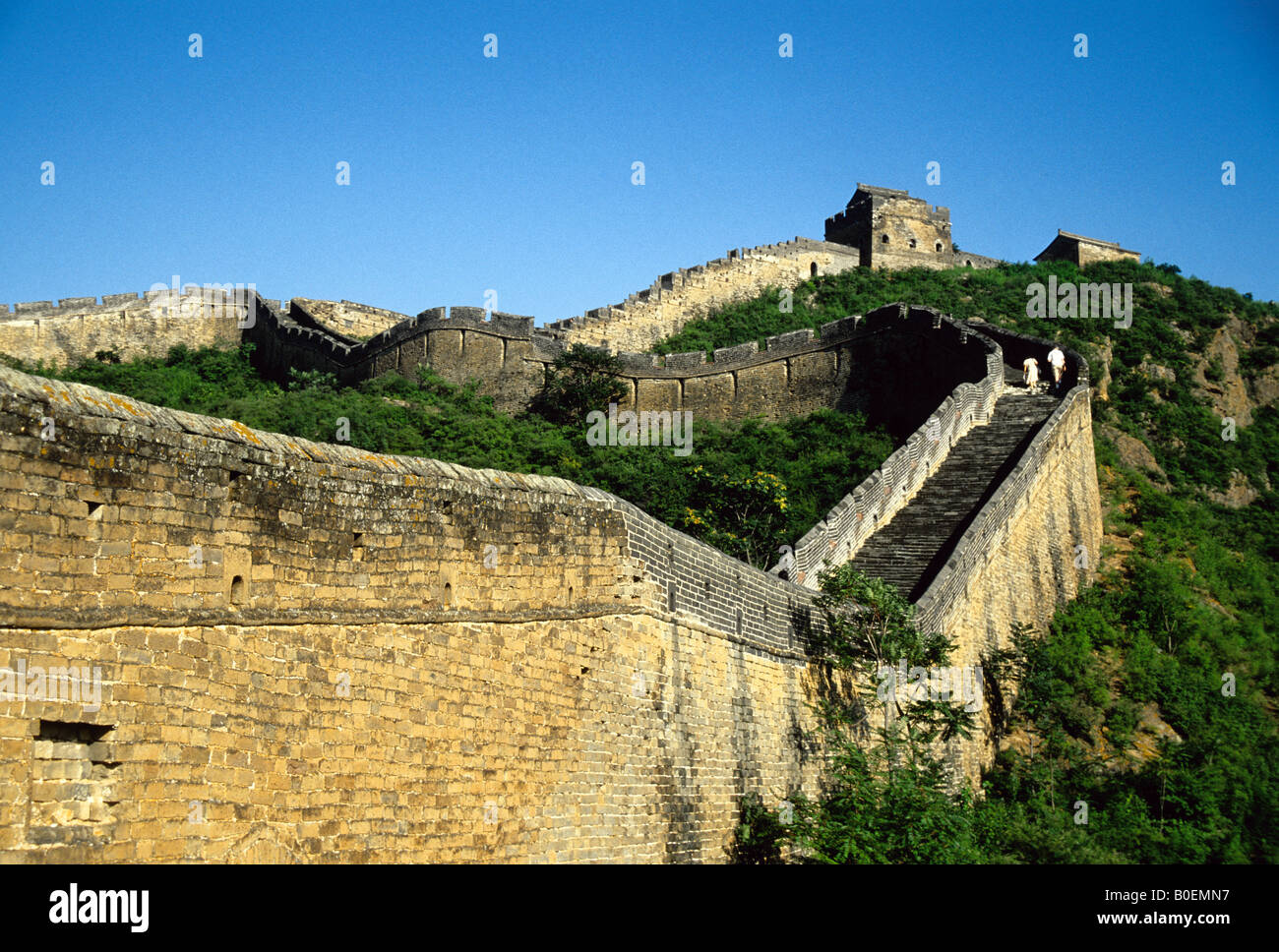 Einsame paar auf abgelegenen Abschnitt der großen Mauer bei Jinshanling, Provinz Hebei Stockfoto