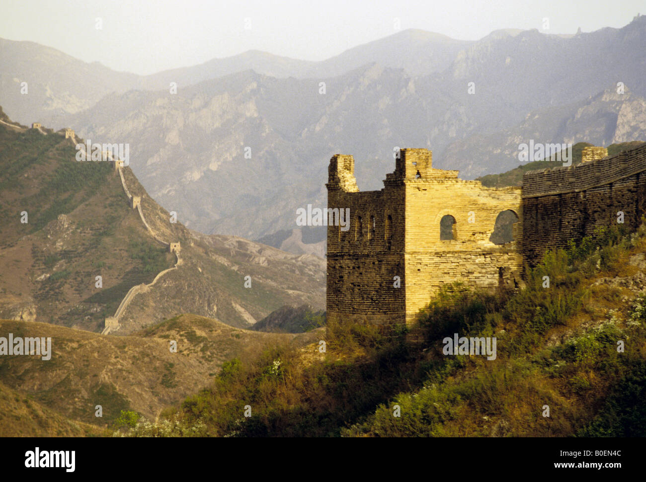 Ruinen einer Kaserne auf der großen Mauer bei Jinshanling in der Provinz Hebei Stockfoto