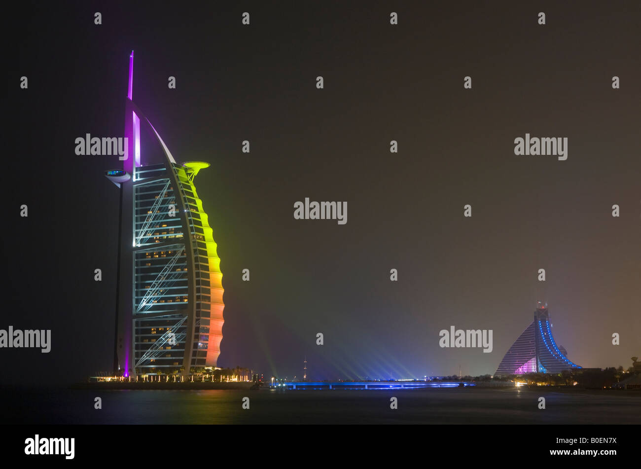 Das Burj Al Arab Hotel (L) und dem Jumeirah Beach Hotel in Dubai, VAE. Stockfoto