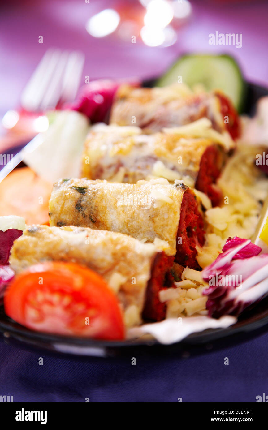 Sheek Kebab. Würziges Hackfleisch Huhn oder Lamm, gefüllt mit Käse und beschichtet mit Omelett, gekocht in einem Lehmofen. Stockfoto