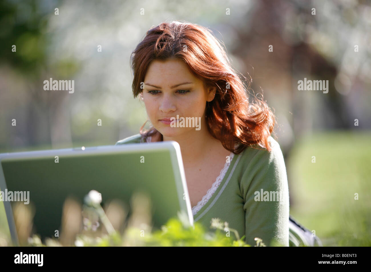 Junge Frau im Park mit Laptop und Handy, Georgetown, Washington DC, USA, Herr-04-15-08 Stockfoto