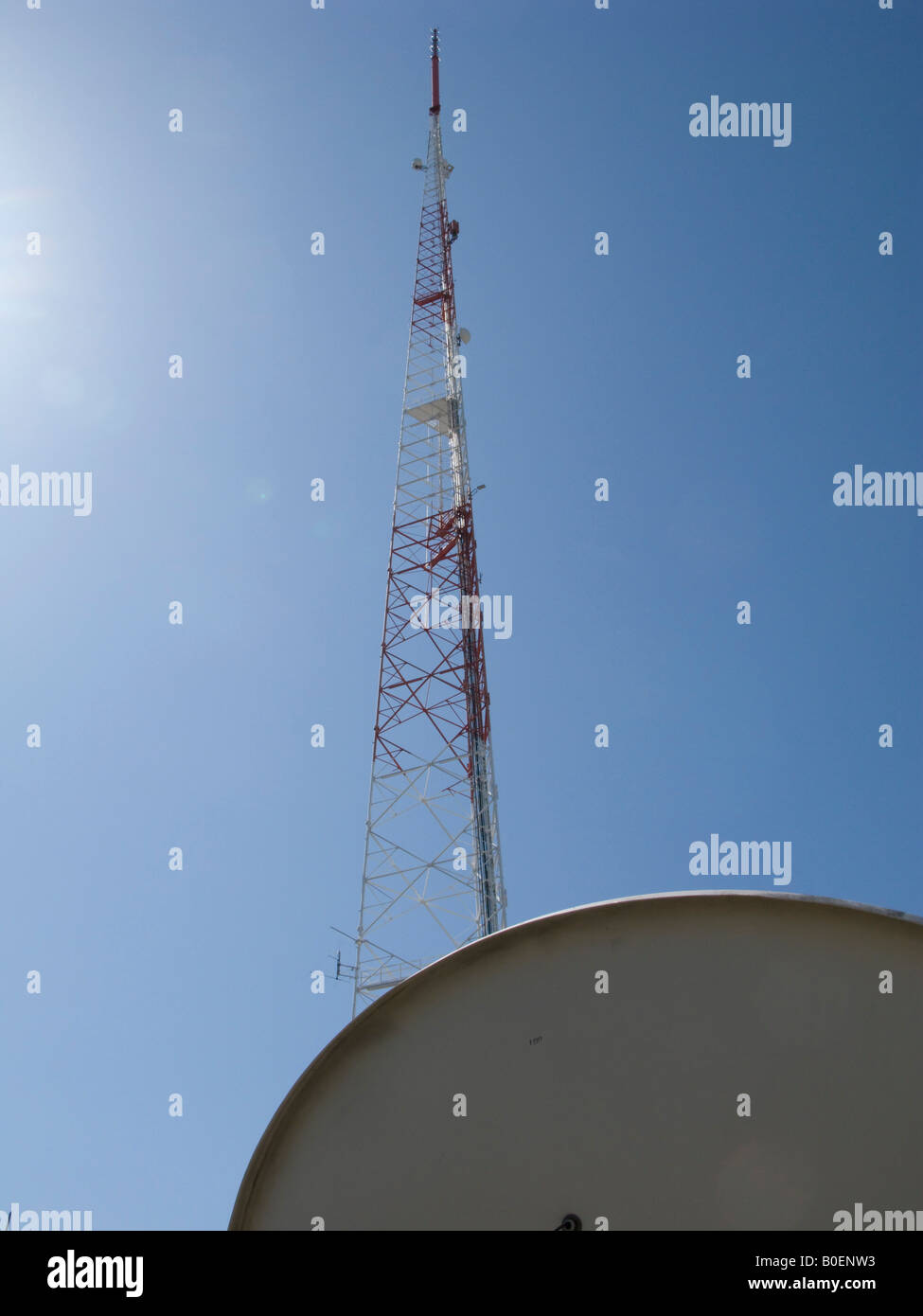 Fernmeldeturm mit Satellitenschüssel, Washington DC, USA Stockfoto