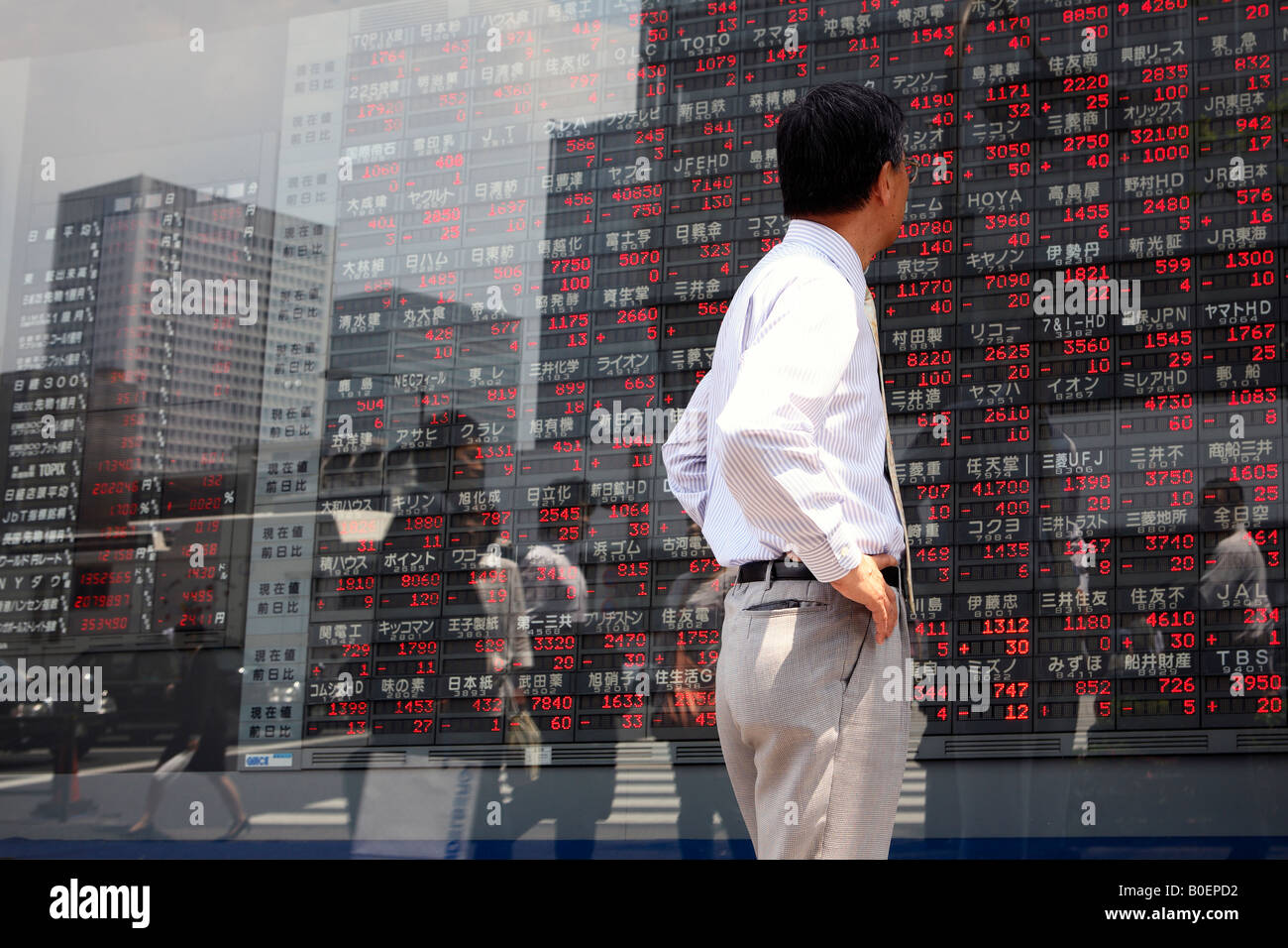 Japanischen Geschäftsmann sieht einen Bank Aktien Monitor Bildschirm zeigt die aktuellen Werte der Rohstoffe Tokio Japan Stockfoto