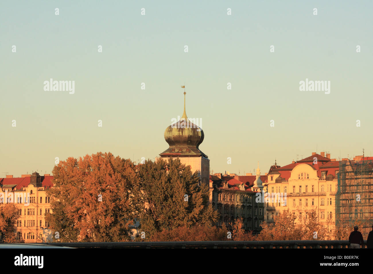 Der Stítkovská Turm und Mähnen Ausstellungshalle Smichov Flussufer in der späten Nachmittag Sonne entnehmen Stockfoto