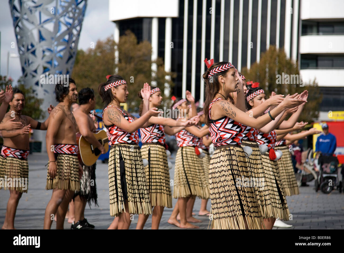 Maori-Lieder- und Tanztruppe treten am Cathedral Square, Christchurch Stadtzentrum, Südinsel, Neuseeland auf Stockfoto