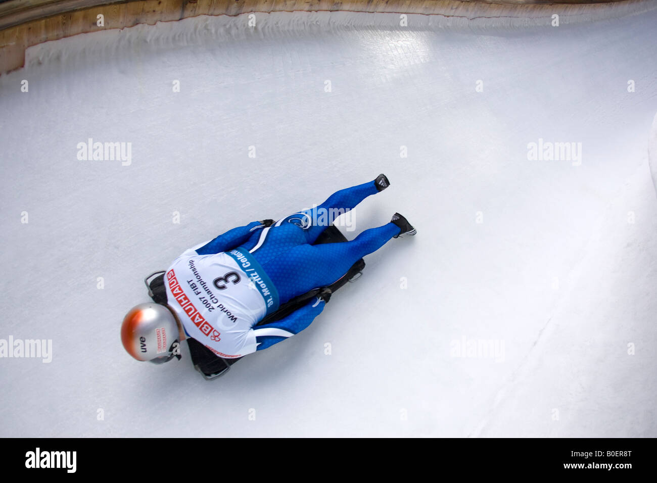 Ein Skelett-Racer Beschleunigung nach unten die Olympic Bob-Rodelbahn in St. Moritz, Schweiz Stockfoto