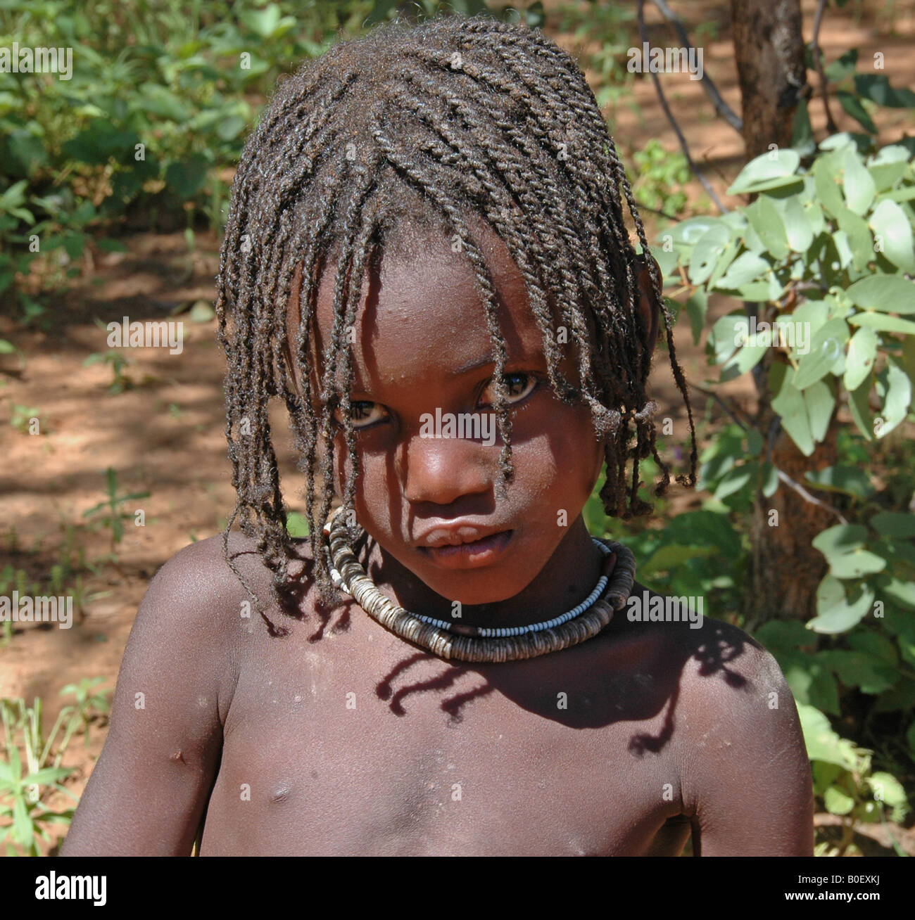 Schüchternes Himba-Mädchen Stockfoto