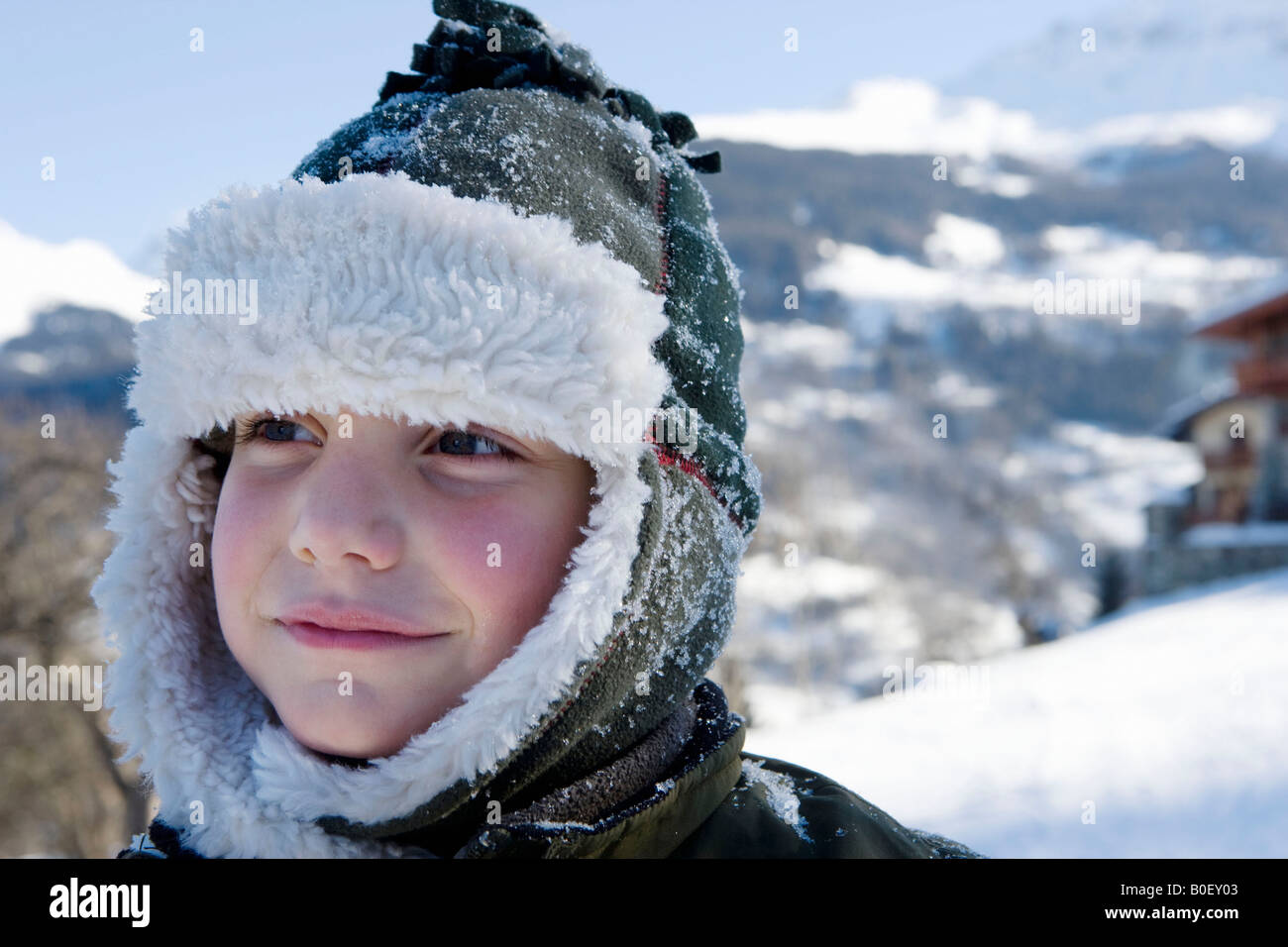 Porträt eines jungen mit Hut in Bergen Stockfoto