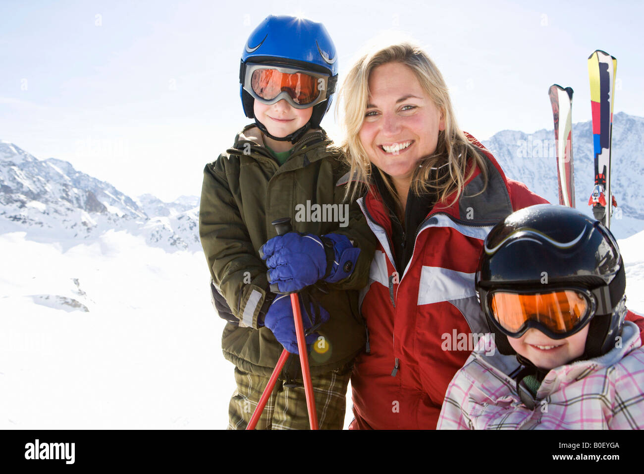Mutter, Sohn und Tochter mit Skiern Stockfoto