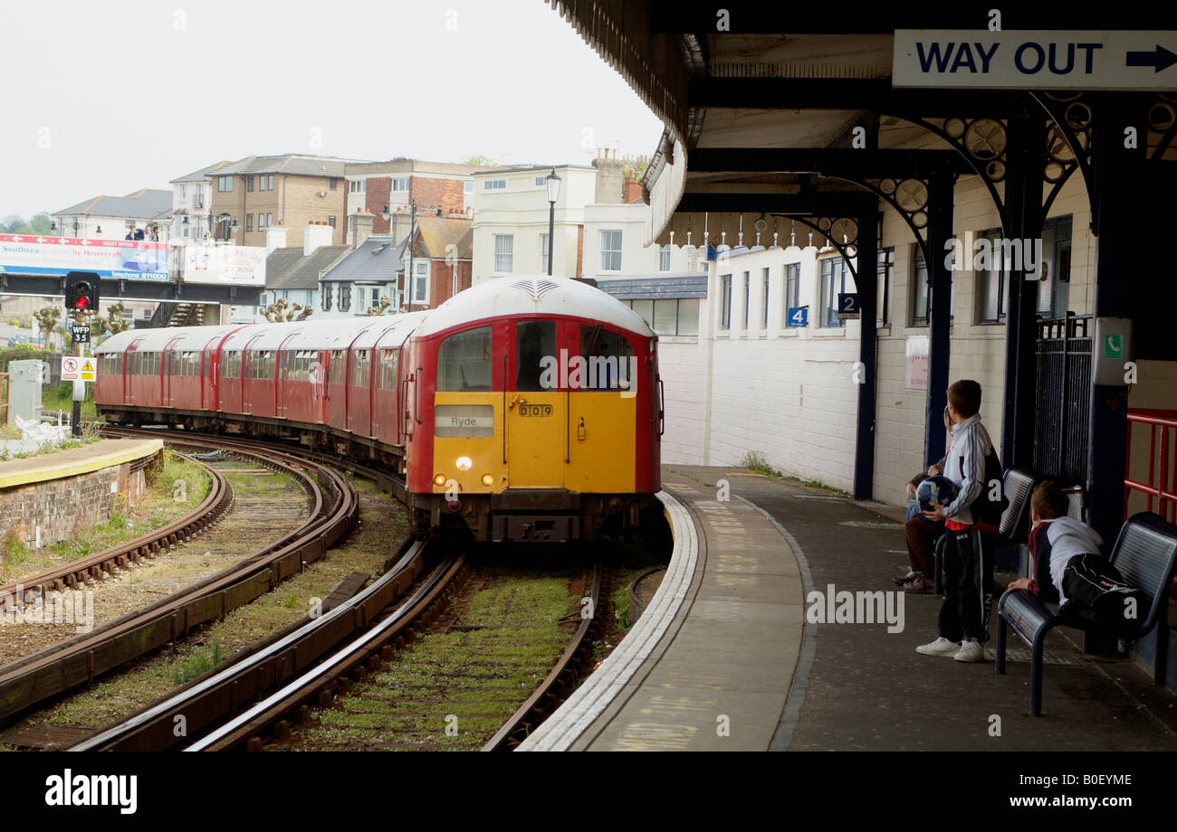 Insel-Line Eisenbahn-Zug nähert sich Ryde Esplanade Station Isle Of Wight England UK Stockfoto