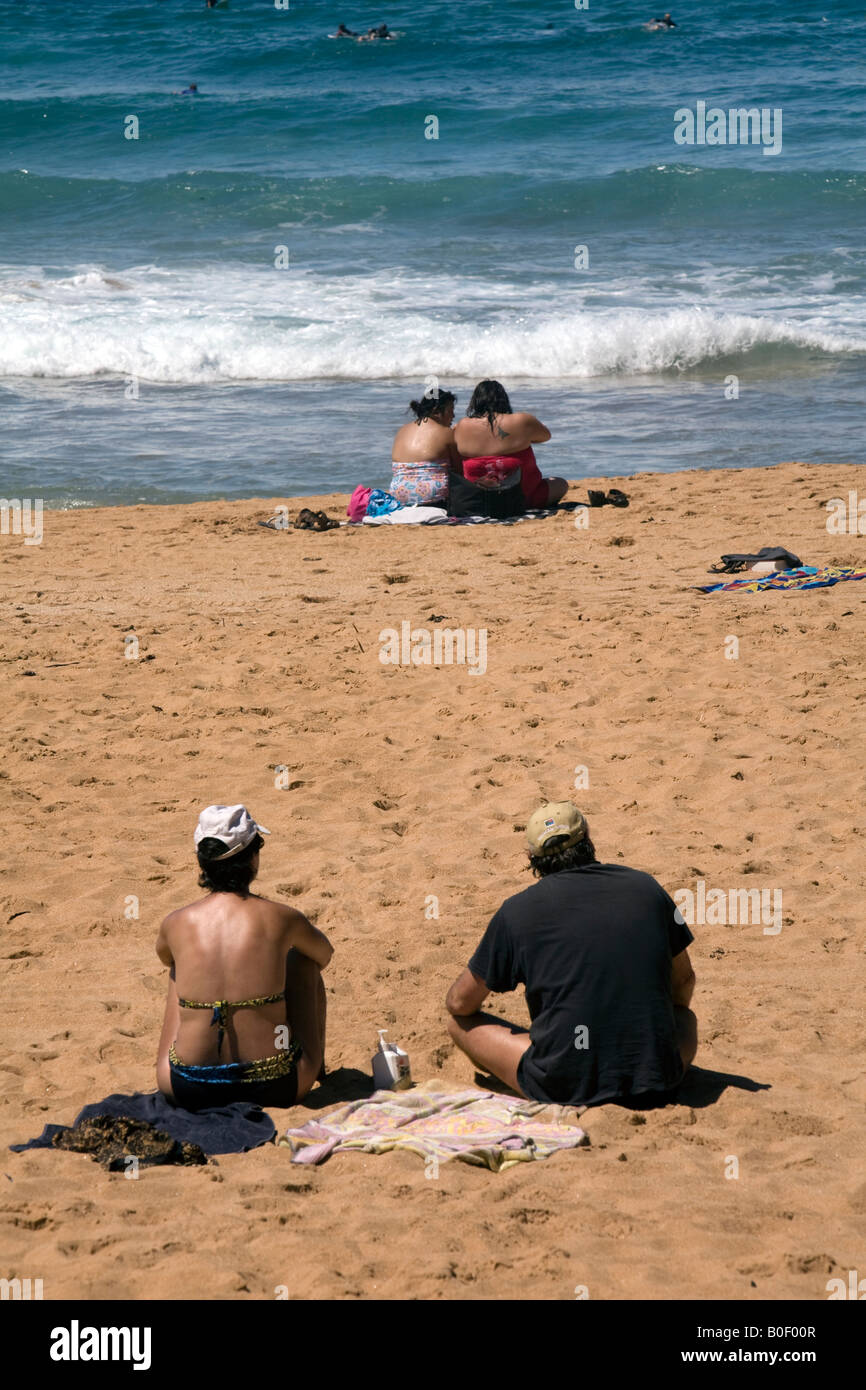 4 Personen genießen Sie die Sonne auf Palm Beach, Sydney, Australien Stockfoto